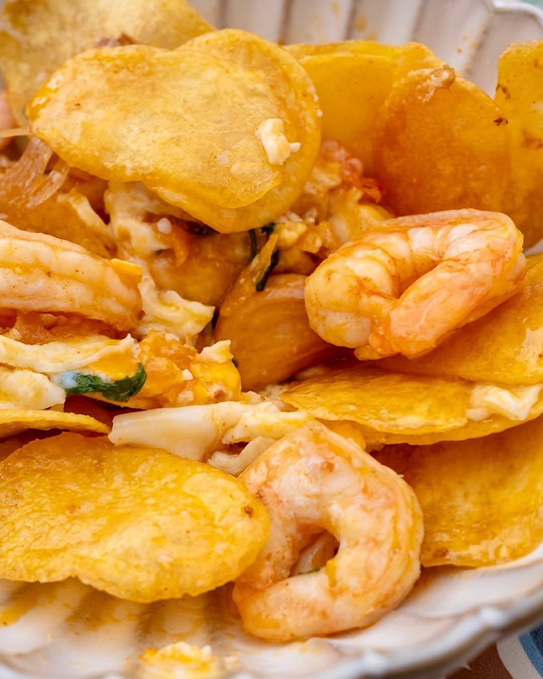 Camarão salteado com batatas fritas às rodelas e ovo